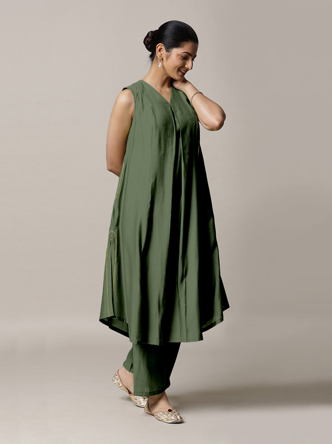 Mirha x Rozaana Kurta, in Green Viscose, featuring sleeveless and v-neckline, made for daily & work (view 7).