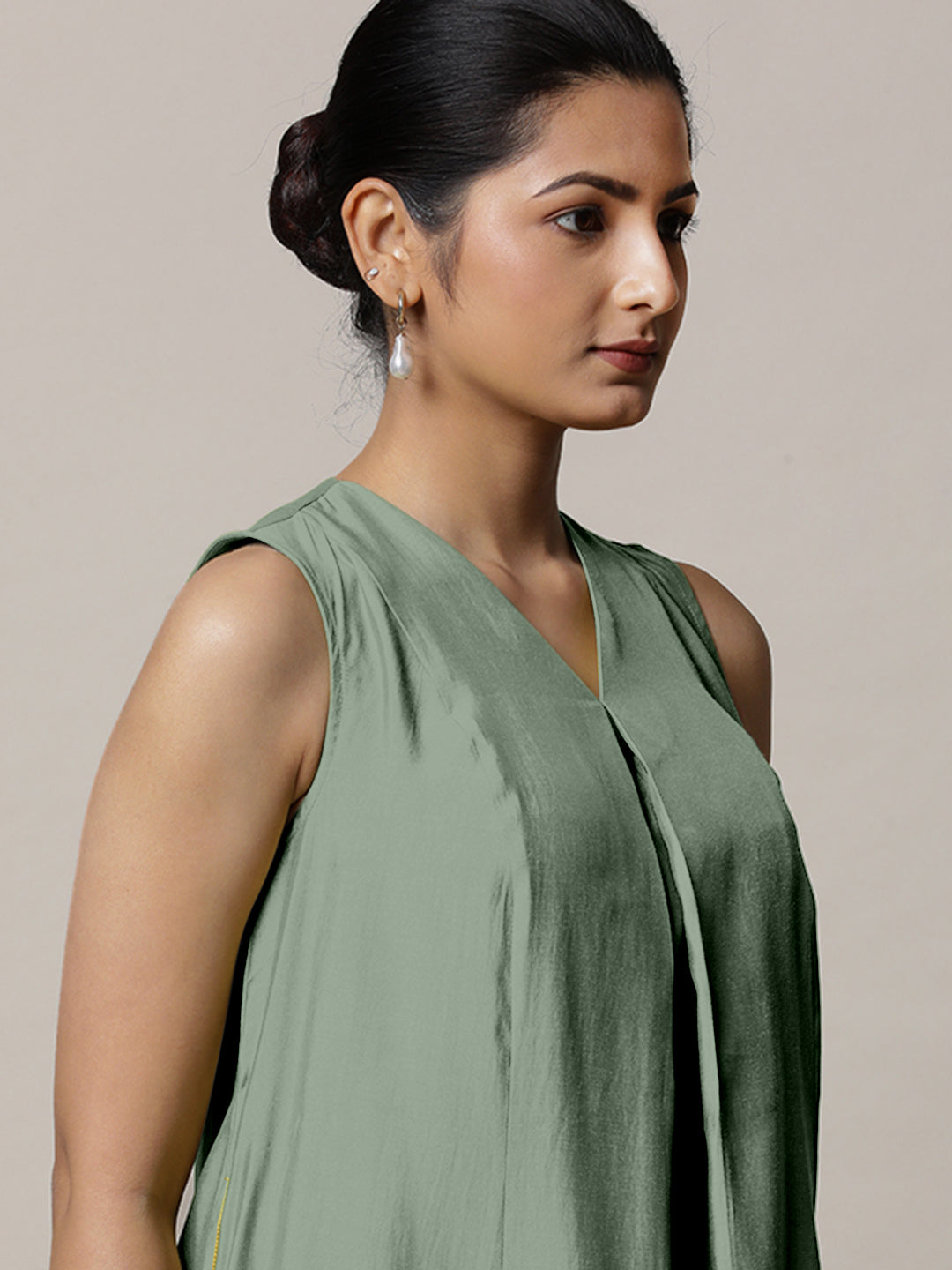Mirha x Rozaana Kurta, in Green Viscose, featuring sleeveless and v-neckline, made for daily & work (view 4).