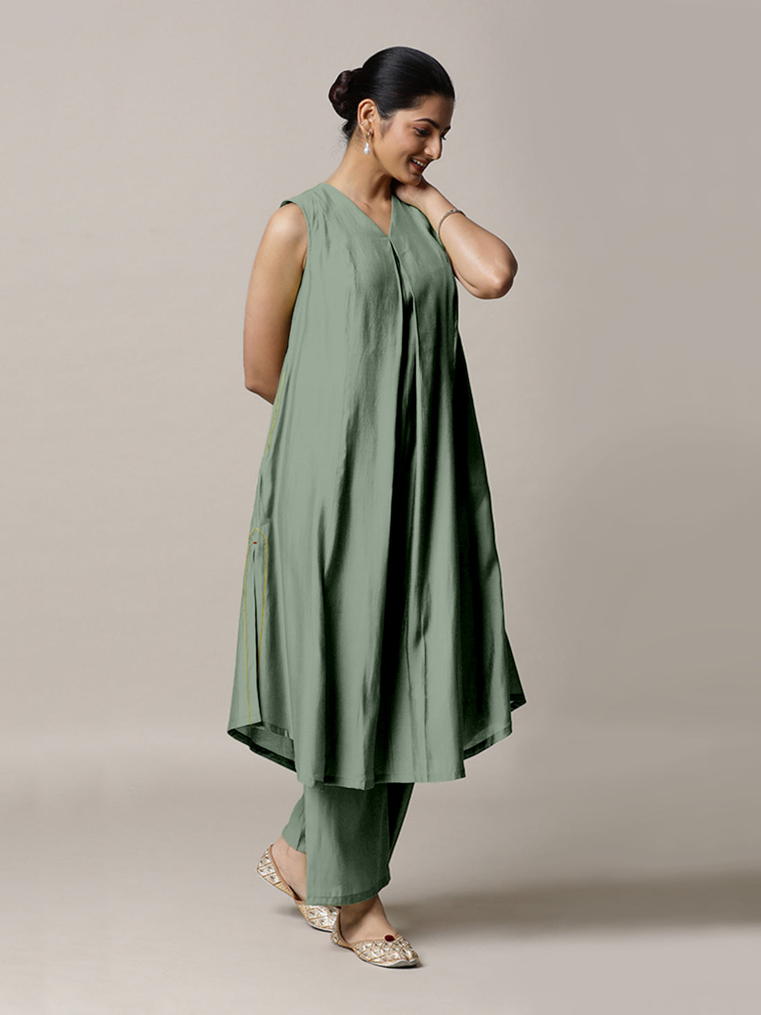 Mirha x Rozaana Kurta, in Green Viscose, featuring sleeveless and v-neckline, made for daily & work (view 8).