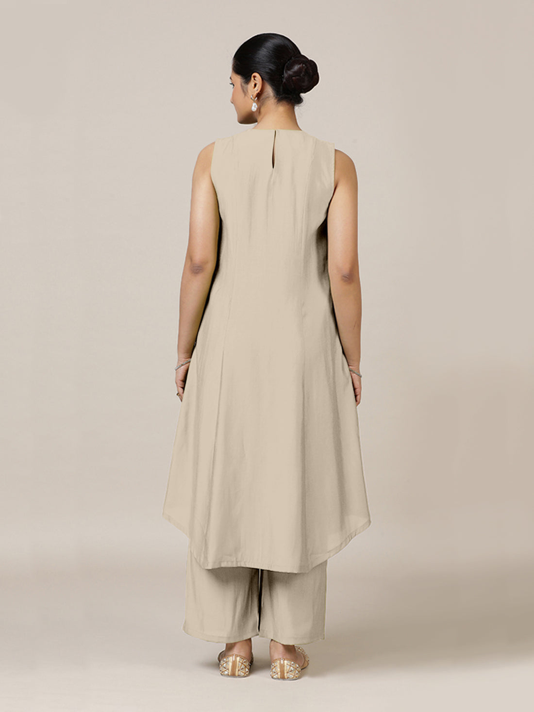 Mirha x Rozaana Kurta, in Grey Viscose, featuring sleeveless and v-neckline, made for daily & work (view 2).