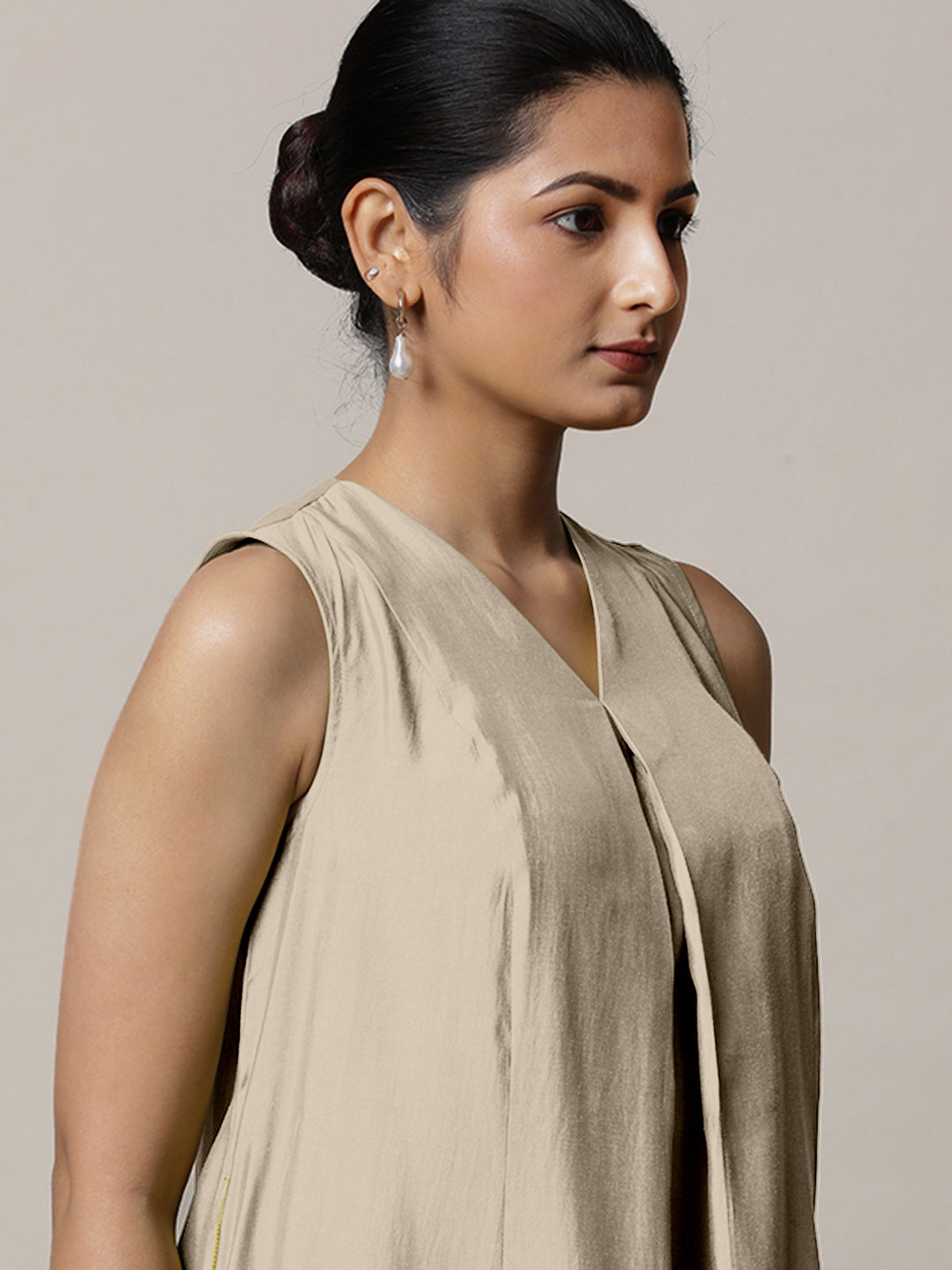 Mirha x Rozaana Kurta, in Grey Viscose, featuring sleeveless and v-neckline, made for daily & work (view 4).