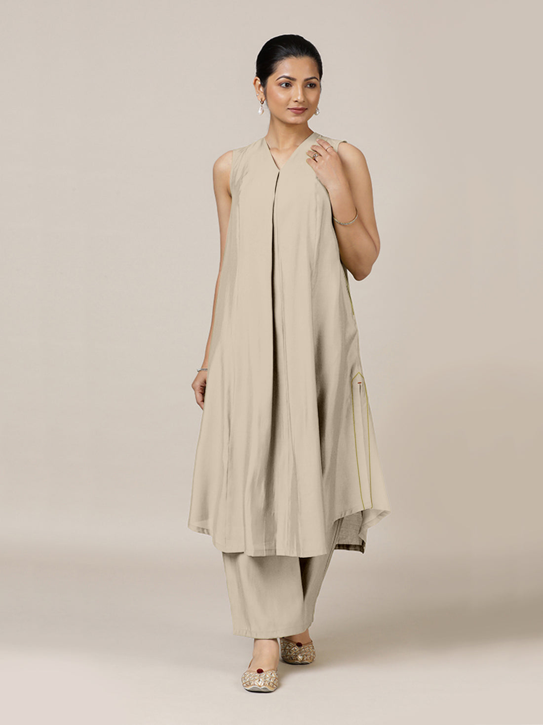 Mirha x Rozaana Kurta, in Grey Viscose, featuring sleeveless and v-neckline, made for daily & work (view 5).