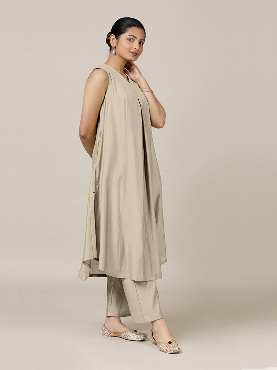 Mirha x Rozaana Kurta, in Grey Viscose, featuring sleeveless and v-neckline, made for daily & work (view 7).