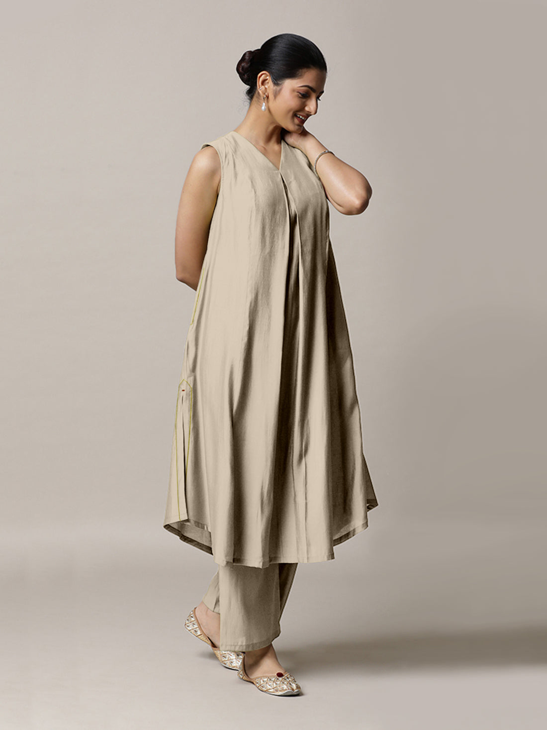 Mirha x Rozaana Kurta, in Grey Viscose, featuring sleeveless and v-neckline, made for daily & work (view 8).