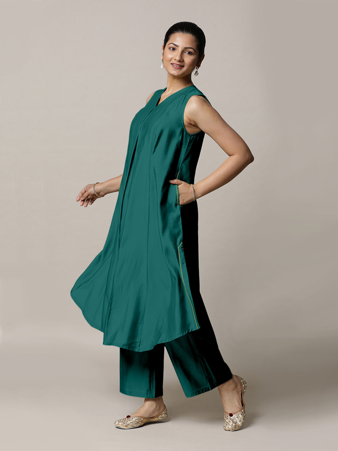 Mirha x Rozaana Kurta, in Green Viscose, featuring sleeveless and v-neckline, made for daily & work (view 5).
