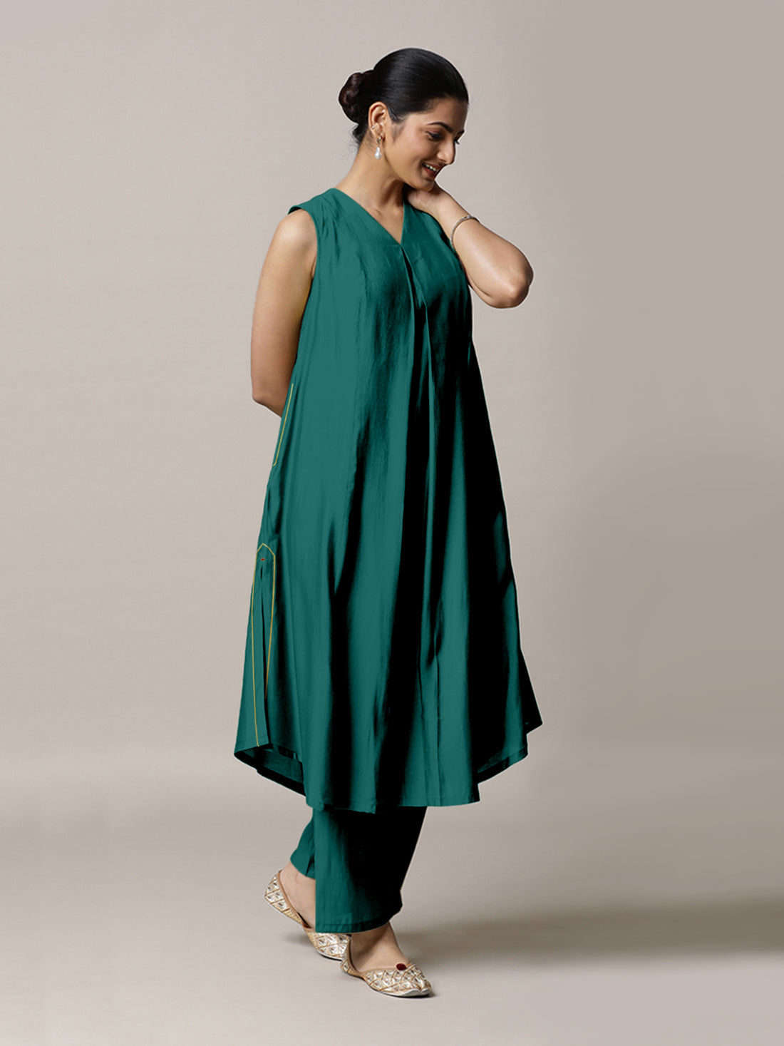 Mirha x Rozaana Kurta, in Green Viscose, featuring sleeveless and v-neckline, made for daily & work (view 7).