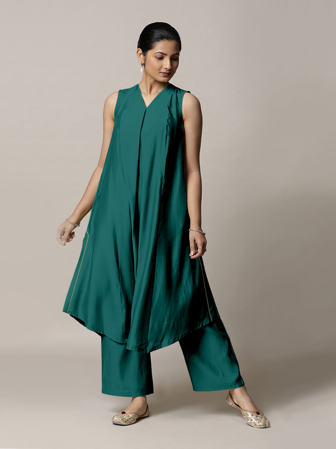 Mirha x Rozaana Kurta, in Green Viscose, featuring sleeveless and v-neckline, made for daily & work (view 8).