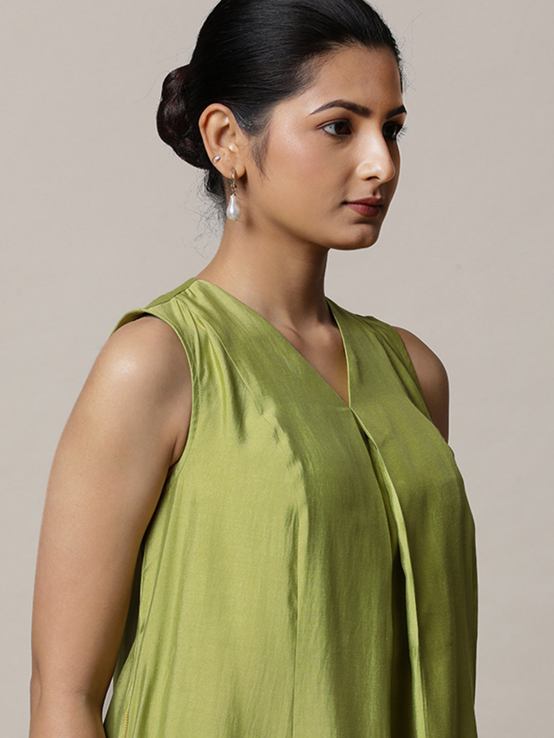 Mirha x Rozaana Kurta, in Green Viscose, featuring sleeveless and v-neckline, made for daily & work (view 4).