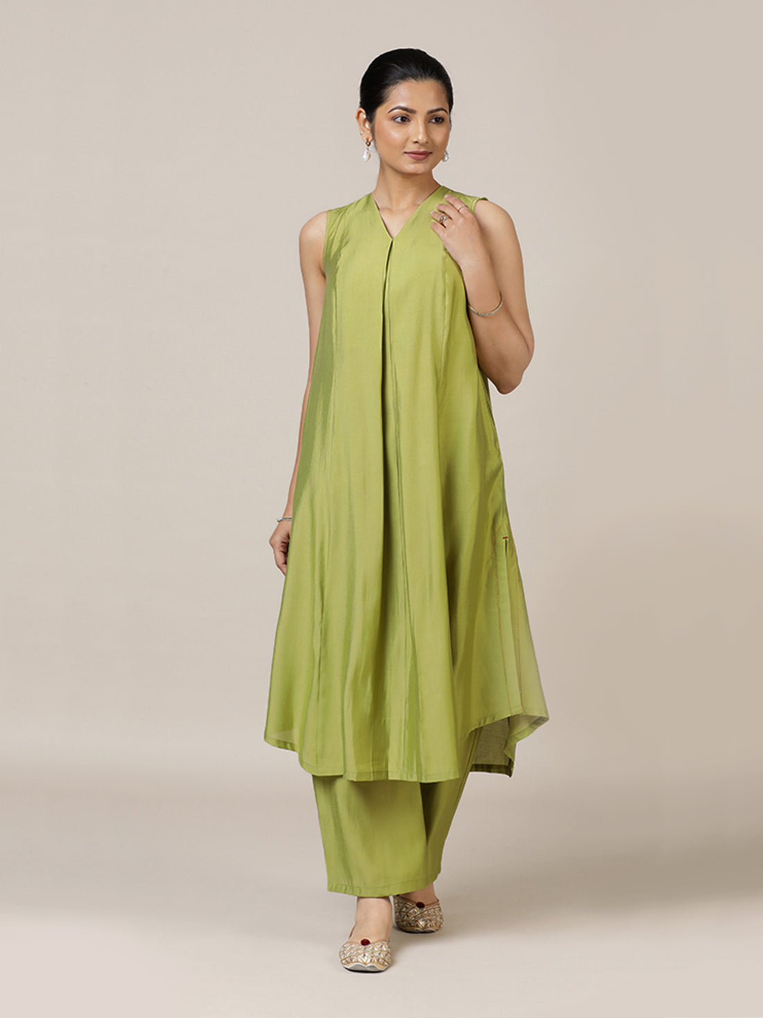 Mirha x Rozaana Kurta, in Green Viscose, featuring sleeveless and v-neckline, made for daily & work (view 5).
