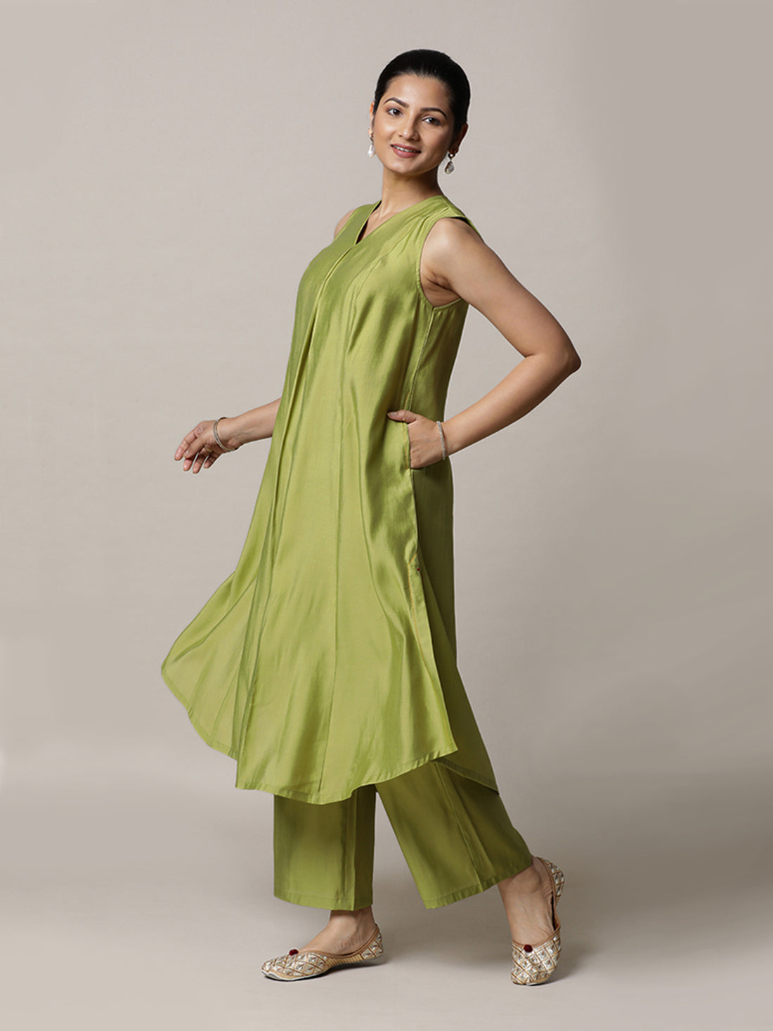 Mirha x Rozaana Kurta, in Green Viscose, featuring sleeveless and v-neckline, made for daily & work (view 6).