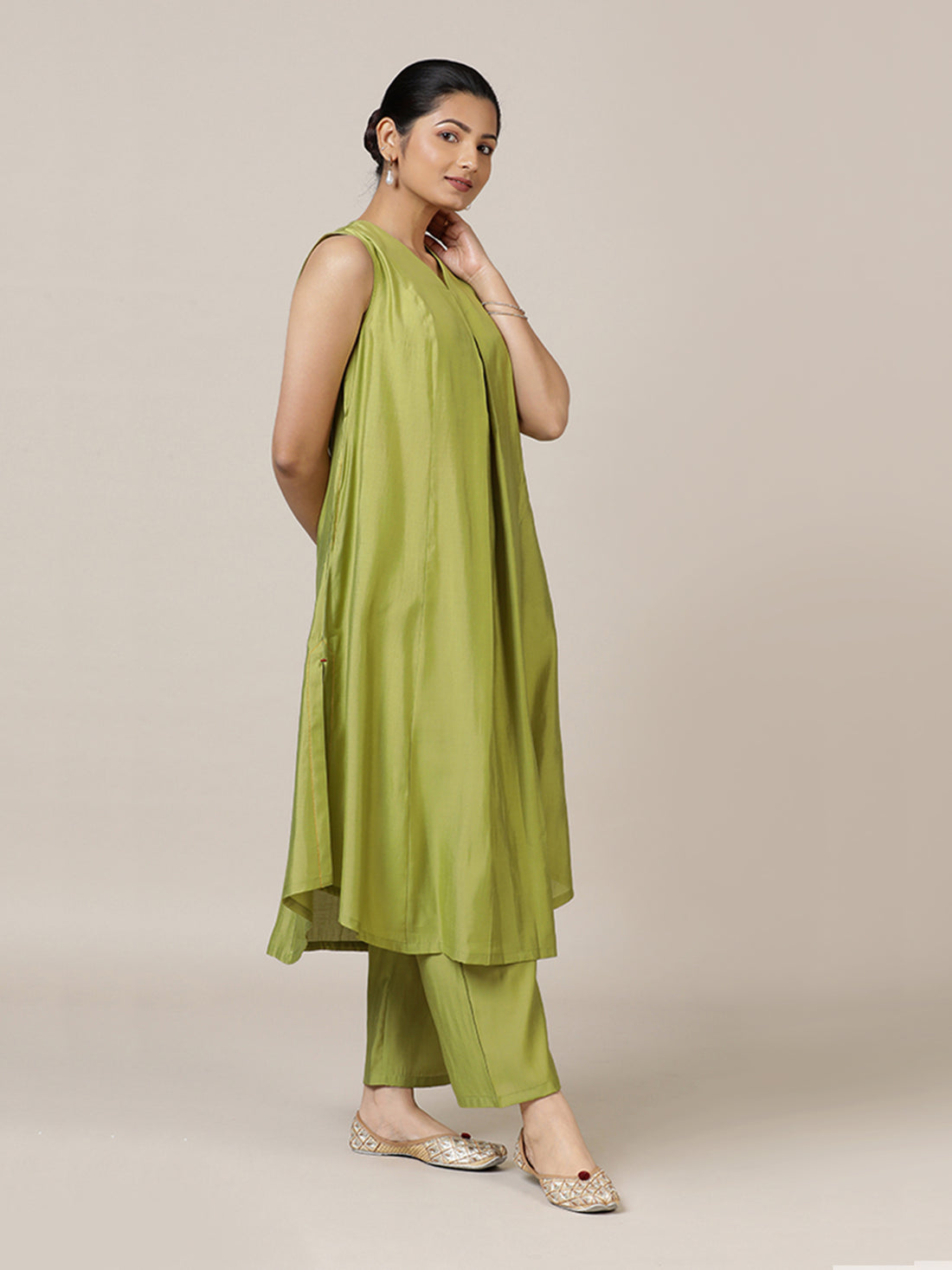 Mirha x Rozaana Kurta, in Green Viscose, featuring sleeveless and v-neckline, made for daily & work (view 7).