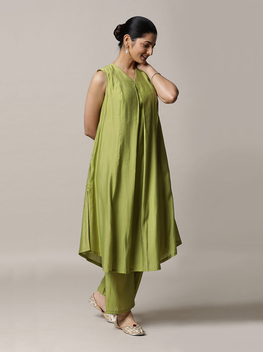 Mirha x Rozaana Kurta, in Green Viscose, featuring sleeveless and v-neckline, made for daily & work (view 8).