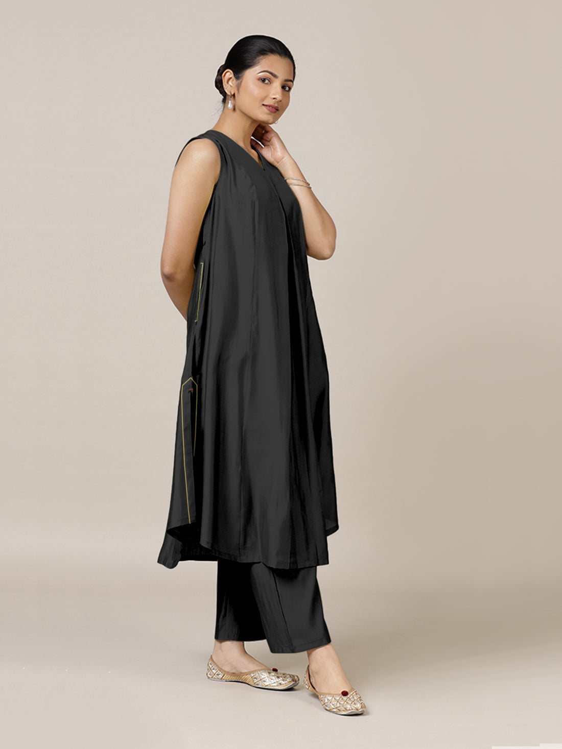 Mirha x Rozaana Kurta, in Black Viscose, featuring sleeveless and v-neckline, made for daily & work (view 7).