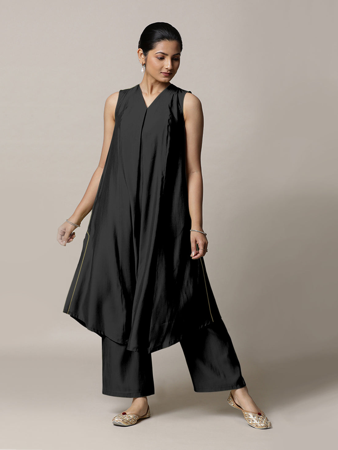 Mirha x Rozaana Kurta, in Black Viscose, featuring sleeveless and v-neckline, made for daily & work (view 8).