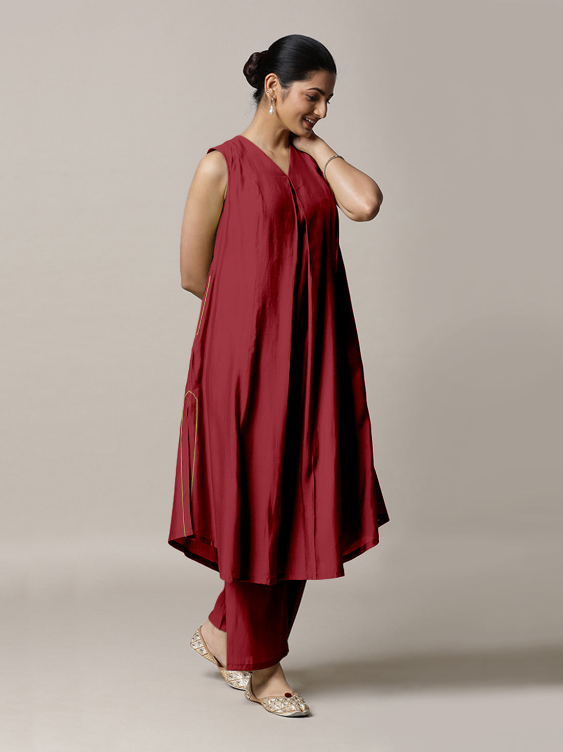 Mirha x Rozaana Kurta, in Red Viscose, featuring sleeveless and v-neckline, made for daily & work (view 8).