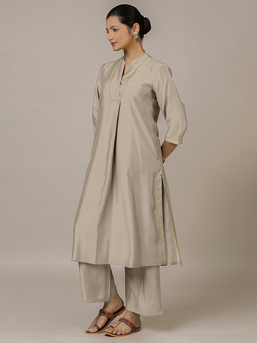 Paakhi x Rozaana Kurta, in Grey Viscose, featuring three quarter sleeves and round neck with splitline (view 8).