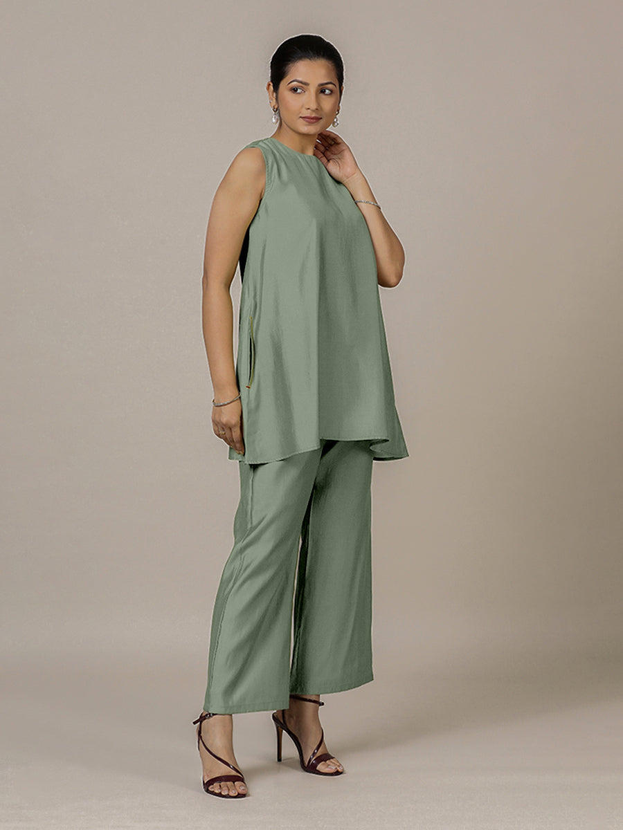 Sana x Rozaana Kurta, in Green Viscose, featuring sleeveless and jewel neckline, made for daily & work (view 8).