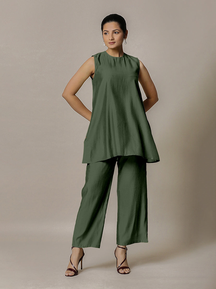 Sana x Rozaana Kurta, in Green Viscose, featuring sleeveless and jewel neckline, made for daily & work (view 4).