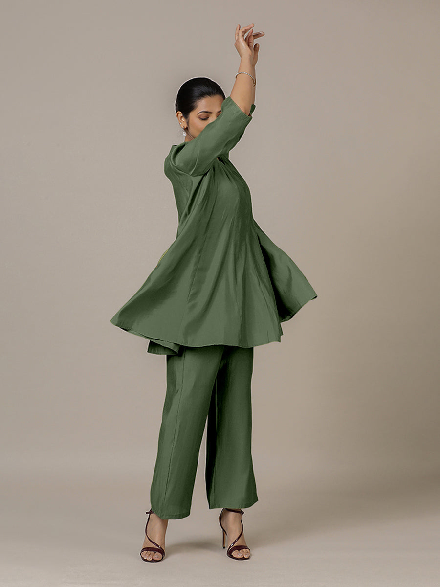 Tuhi x Rozaana Kurta, in Green Viscose, featuring three quarter sleeves and v-neckline, made for daily & work (view 8).