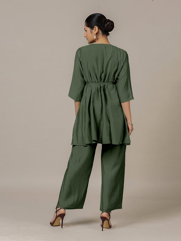 Tuhi x Rozaana Kurta, in Green Viscose, featuring three quarter sleeves and v-neckline, made for daily & work (view 2).