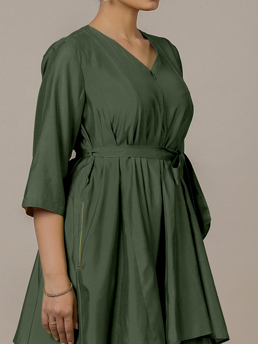 Tuhi x Rozaana Kurta, in Green Viscose, featuring three quarter sleeves and v-neckline, made for daily & work (view 3).