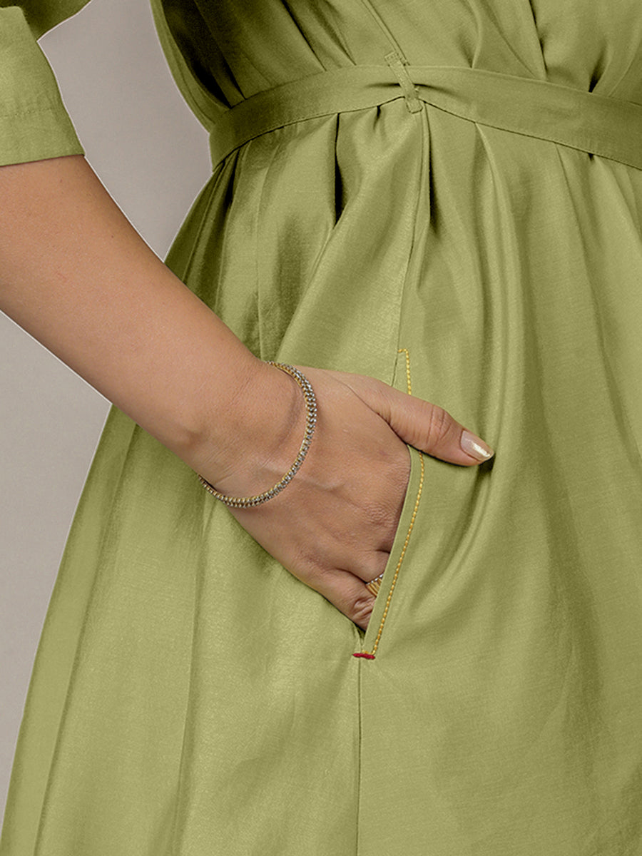 Tuhi x Rozaana Kurta, in Green Viscose, featuring three quarter sleeves and v-neckline, made for daily & work (view 5).
