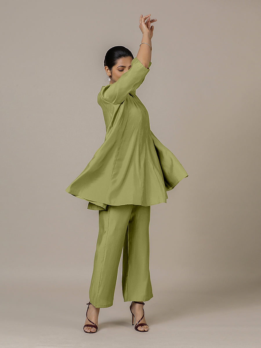 Tuhi x Rozaana Kurta, in Green Viscose, featuring three quarter sleeves and v-neckline, made for daily & work (view 8).