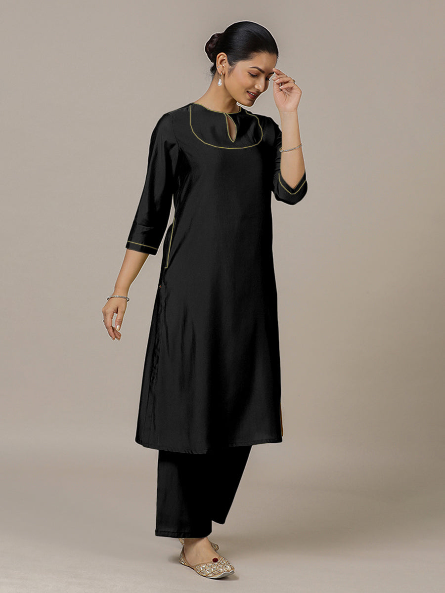 Zoya x Rozaana Kurta, in Black Viscose, featuring three quarter sleeves and keyhole neckline, made for daily & work.