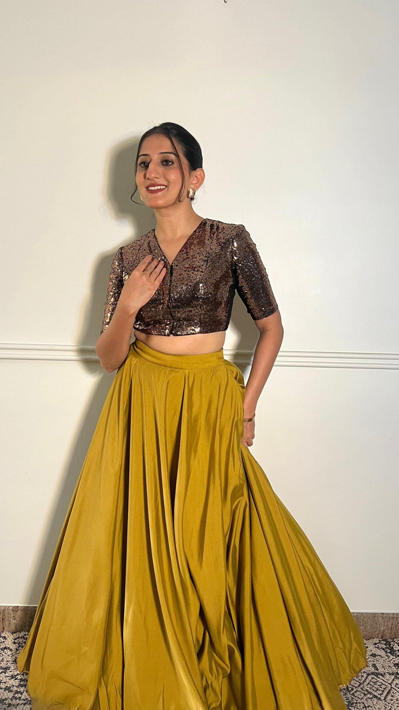 Tarana x Tyohaar | Elbow Sleeves Gold Sequined Shimmer Saree Blouse with V-Neck-Binks