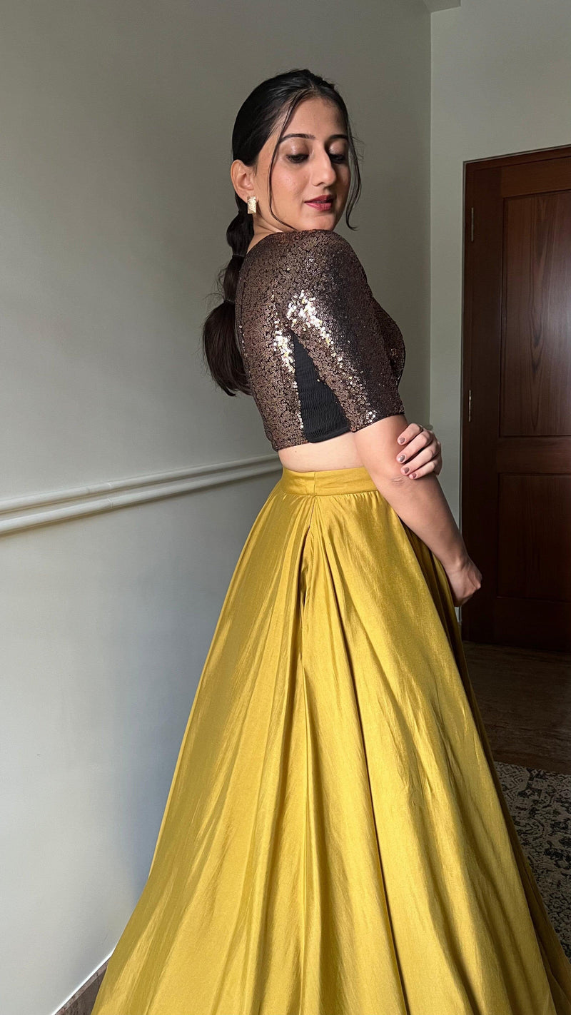 Tarana x Tyohaar | Elbow Sleeves Gold Sequined Shimmer Saree Blouse with V-Neck-Binks