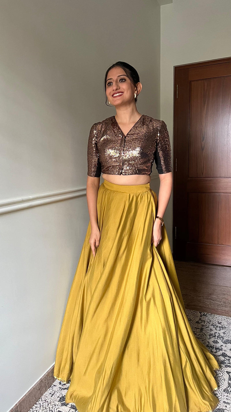 Tarana x Tyohaar | Elbow Sleeves Gold Sequined Shimmer Saree Blouse with V-Neck-Binks