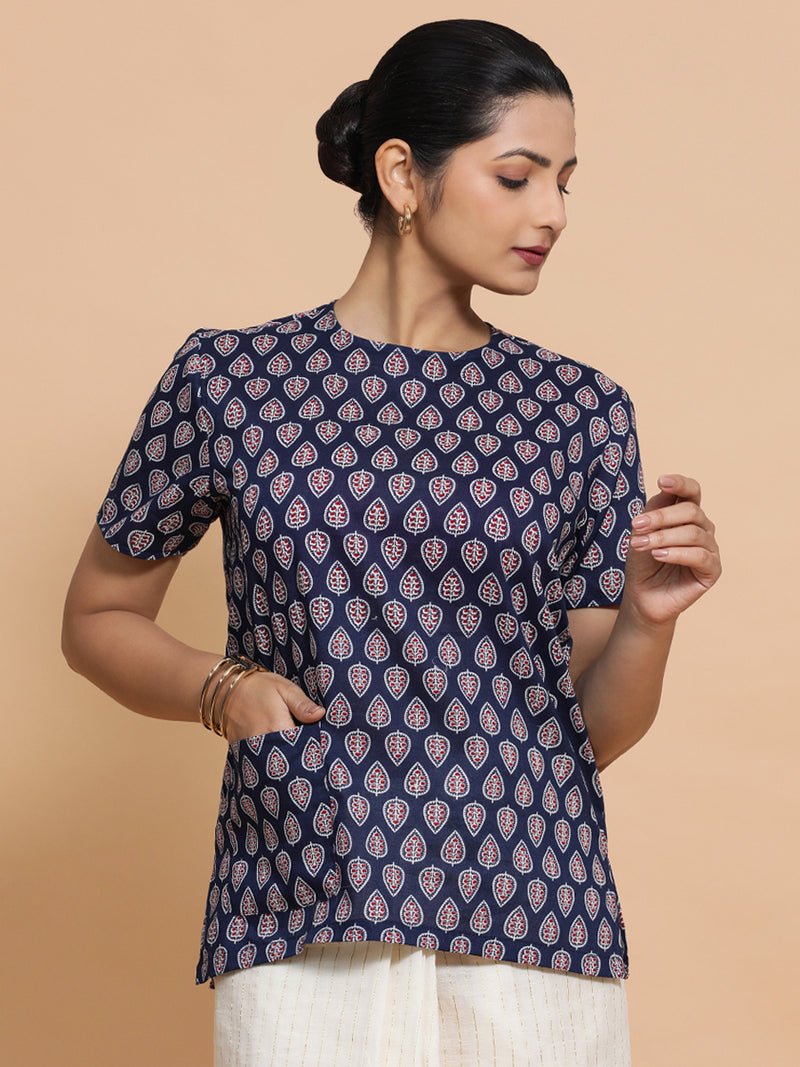 Vaishnavi x Rozaana | Short Sleeves Cotton Saree Blouse in Indigo Blue Spade Block Print Fabric-Binks