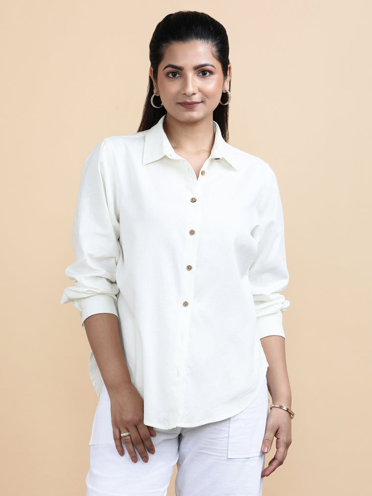 Cecilia x Soma Shirt, in White 70% Cotton 30% Linen, featuring full sleeves and regular collar neckline (view 3).