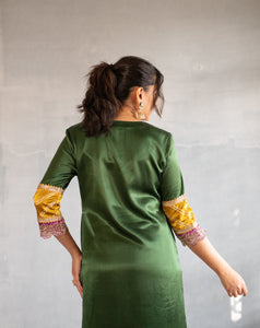 Kainaat x Tyohaar | Emerald Green Mashru Silk Kurta Pant Set