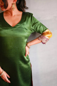 Kainaat x Tyohaar | Emerald Green Mashru Silk Kurta Pant Set