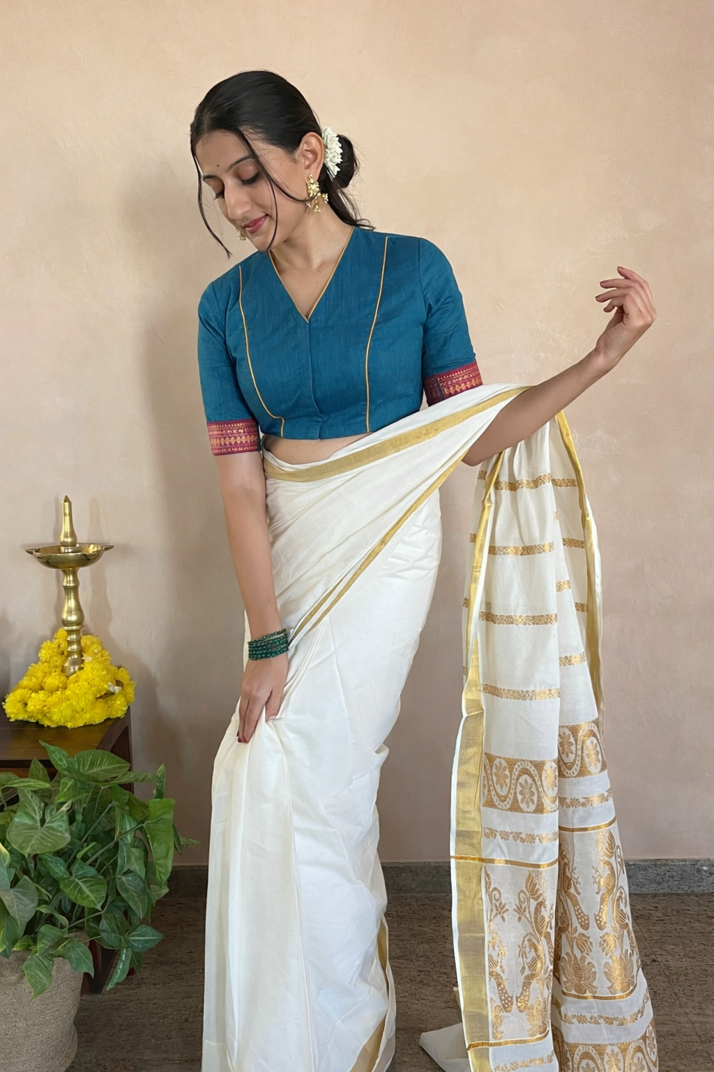 Kasavu-Kit Kasavu Saree with Nandini Elbow Sleeve blouse in Cerulean Blue